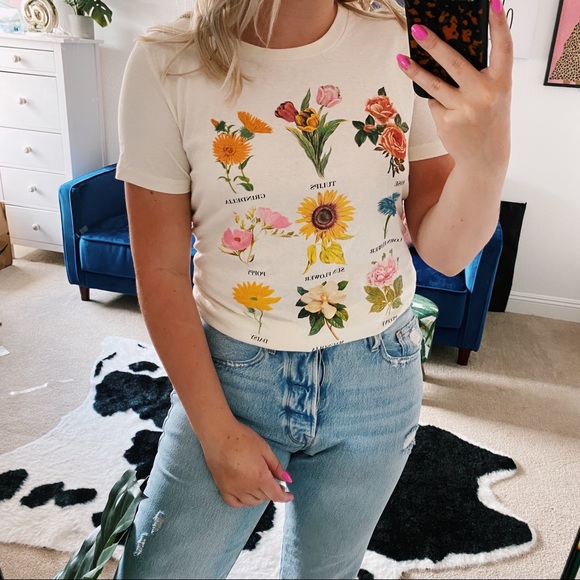 Tops - NWOT White floral t shirt